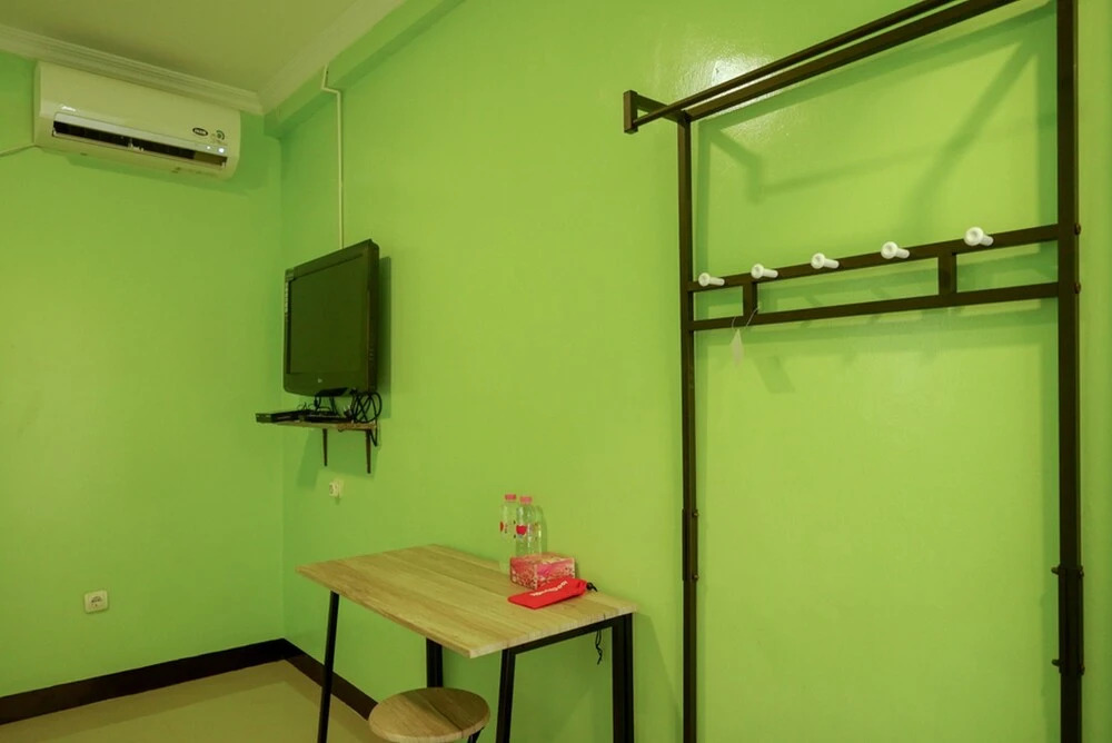 RedDoorz @ Jalan Gatot Subroto Semarang
