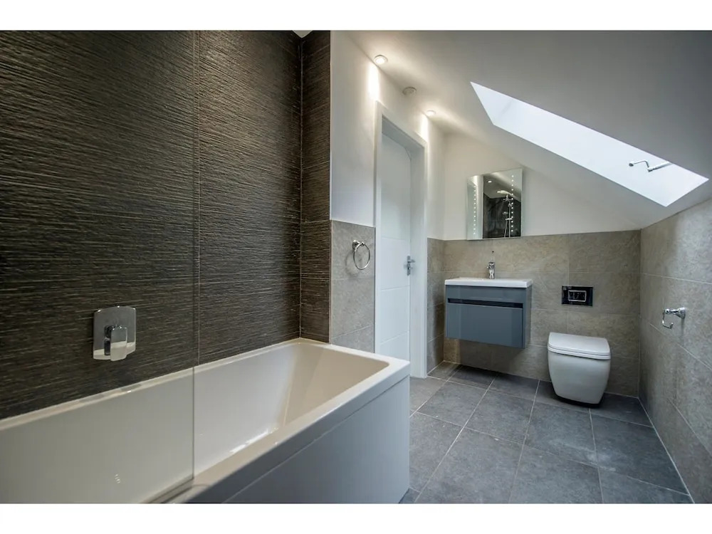 Modern, Stunning and Elegant 2 Bedroom Apt for 4