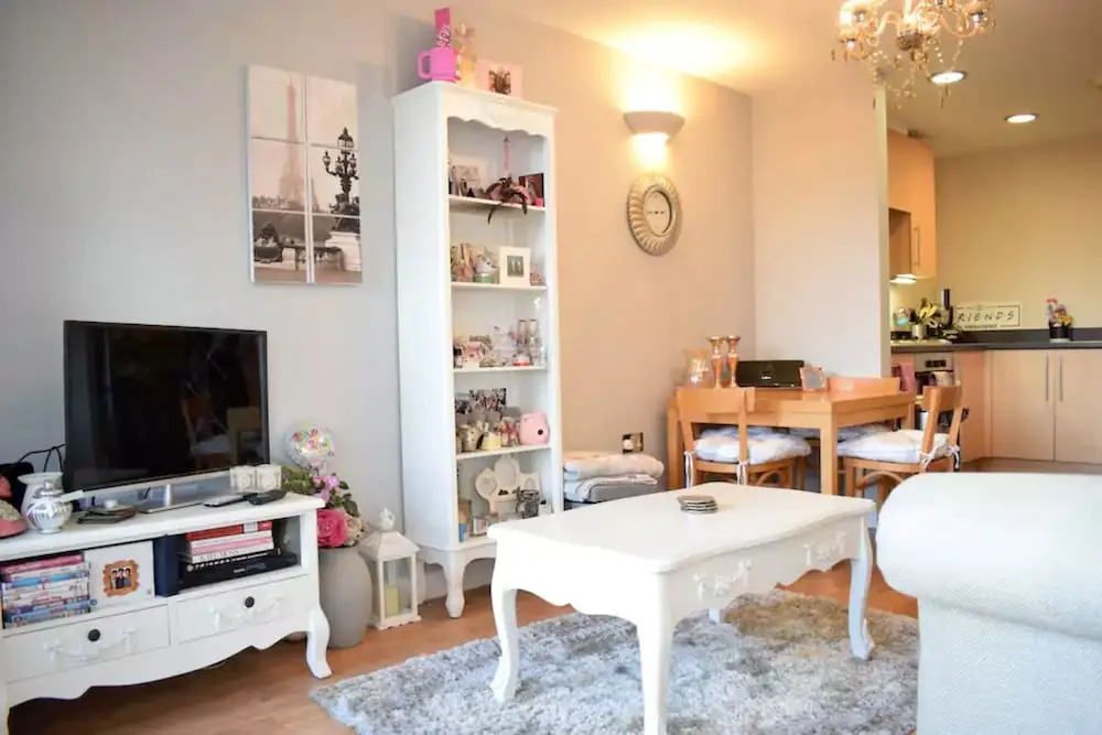 Stylish 1 Bedroom Apartment With Balcony