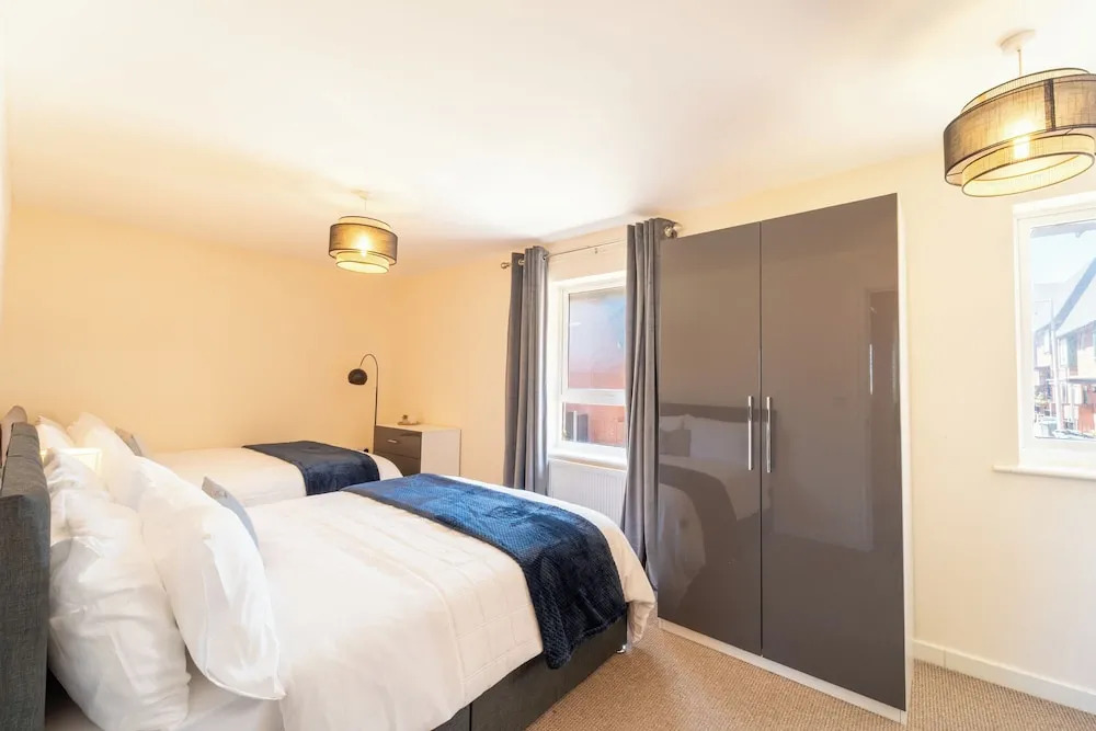Premium Central House- Sleeps 9 - Garden - Parking