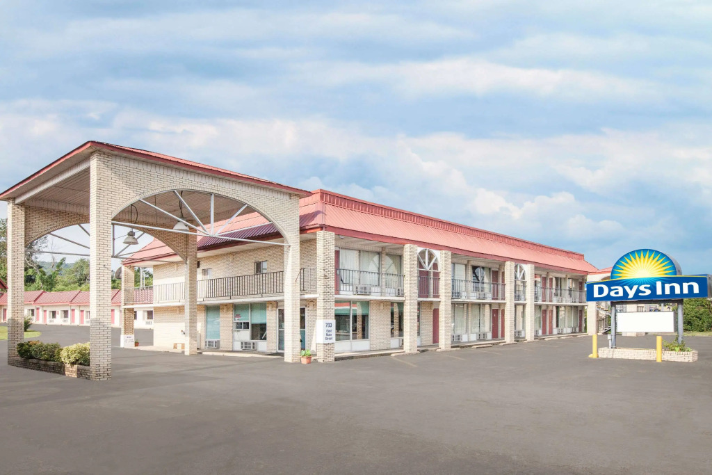 Ozark Junction mountain view by OYO