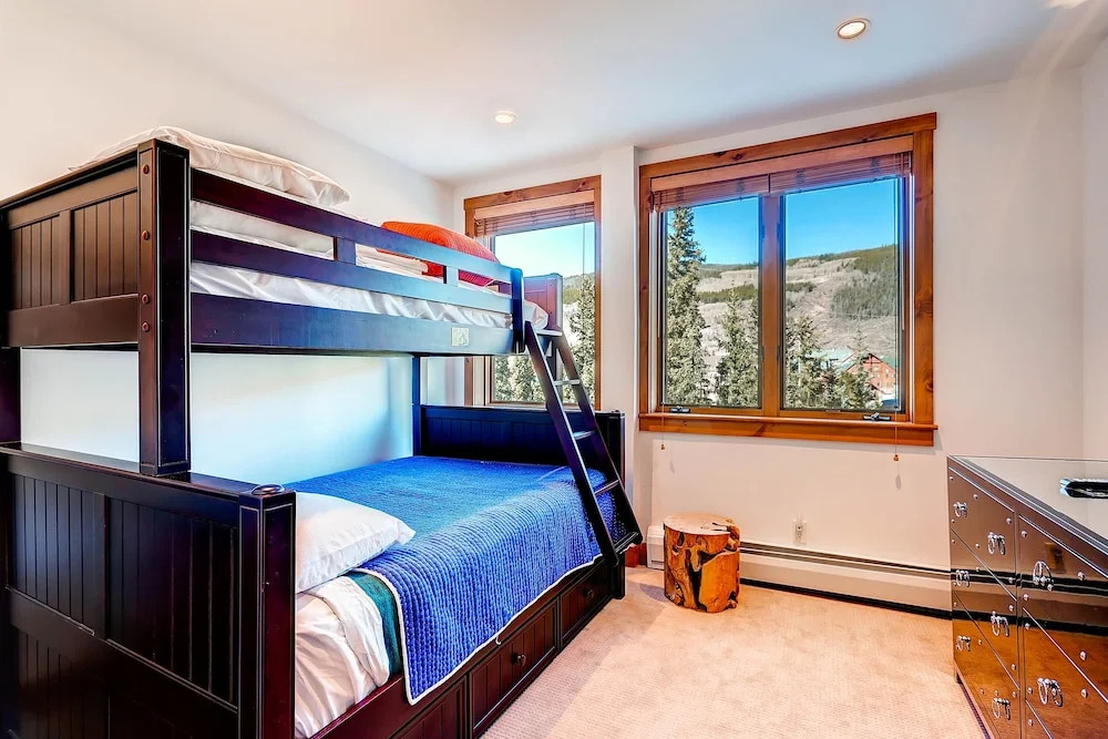 Luxury 4bdr Ski In-out /premium Amenities 4 Bedroom Condo by RedAwning