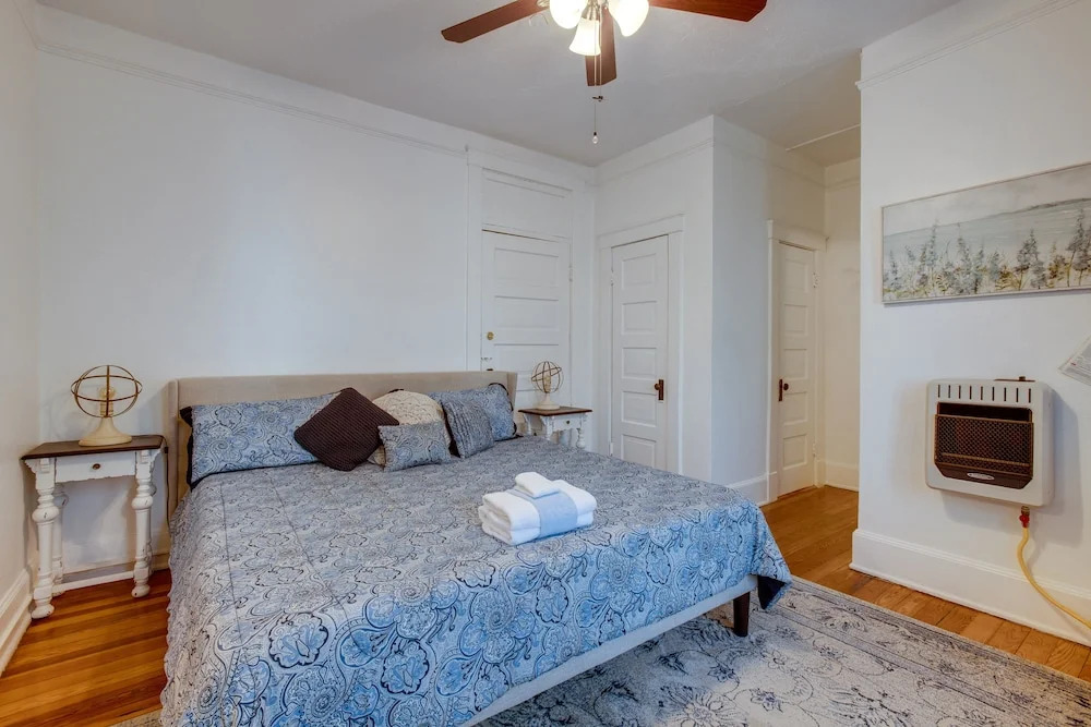 Walkable Savannah Escape in Historic District!