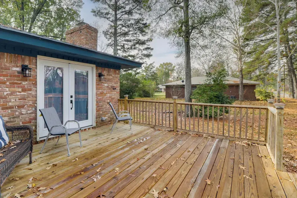 3 Mi to Saracen Landing! Family Getaway w/ Deck