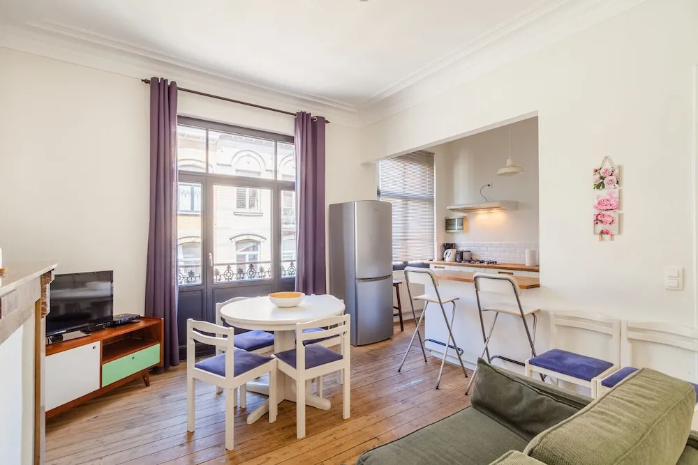 Centrally Located Bright 2 Room Apartment in Trendy st Gilles Self Check in