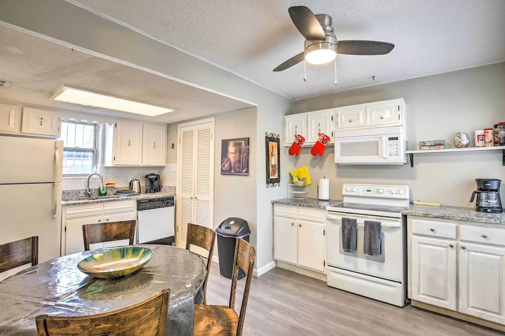 Pet-friendly Dallas Townhome w/ Outdoor Grill
