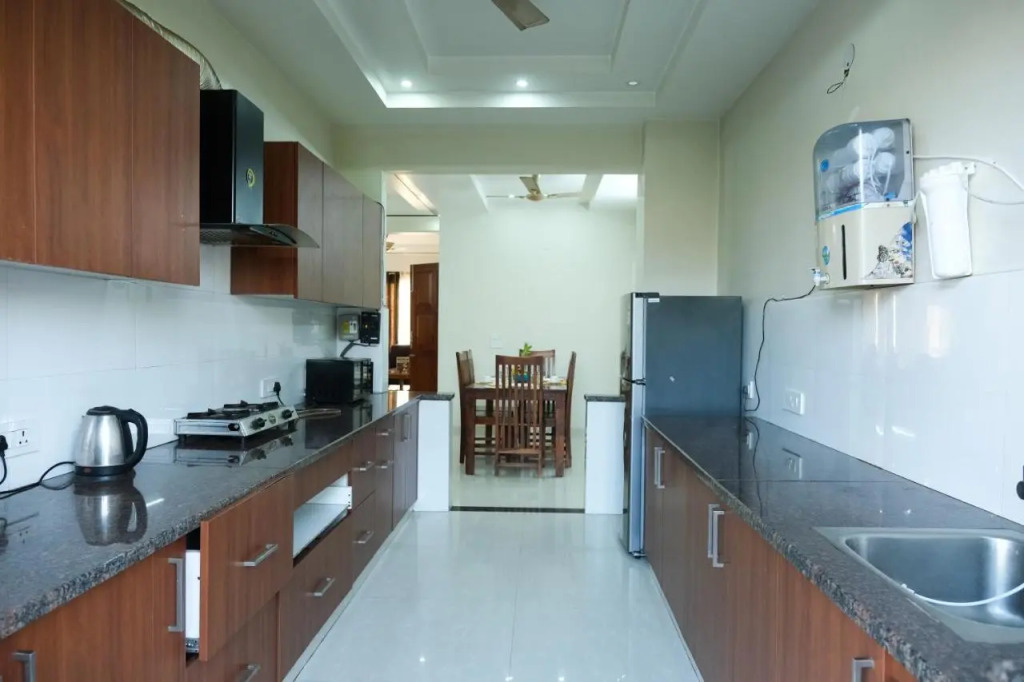 Lime Tree Luxurious 3BHK Serviced Apartment Near Medanta
