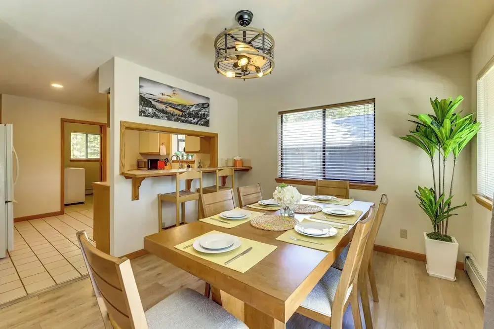 3 Mi to Lake Tahoe: Forest-view Sanctuary w/ Deck!