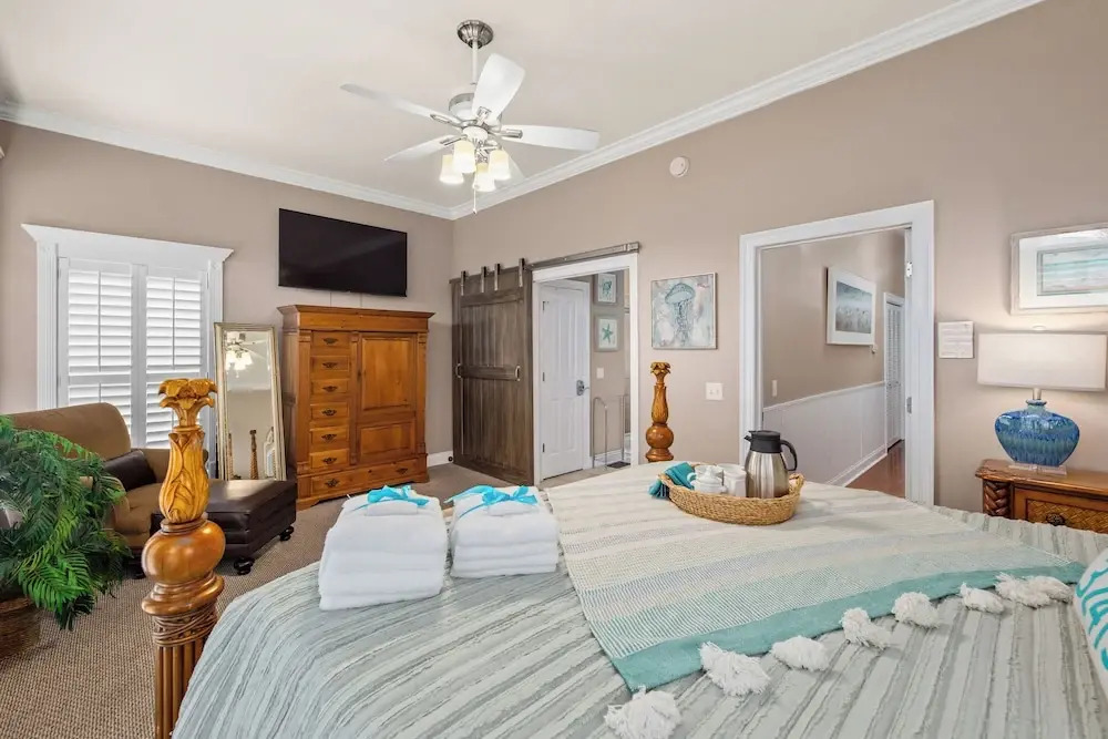 Algun Dia - Plush Family-Friendly Home - A Block from Beach