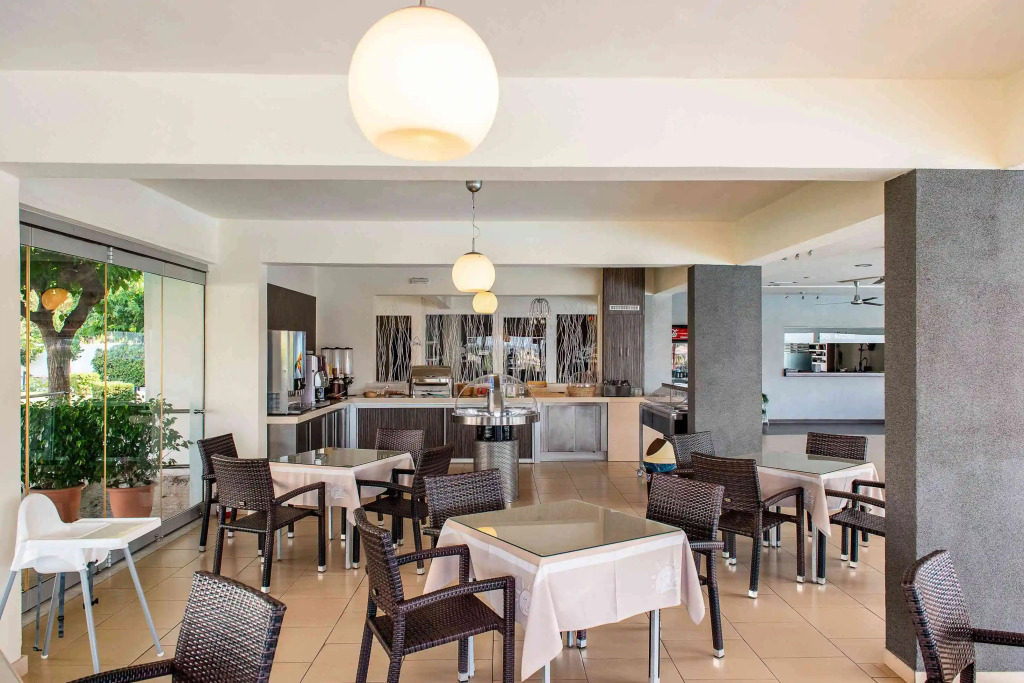 Zoes Hotel & Suites