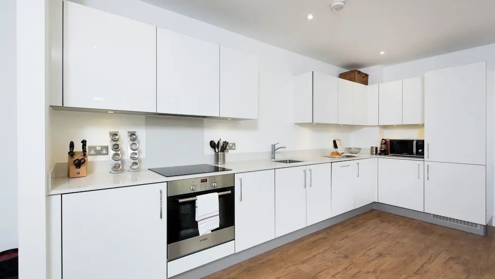 Bright Stylish 2BR across from Victoria Park