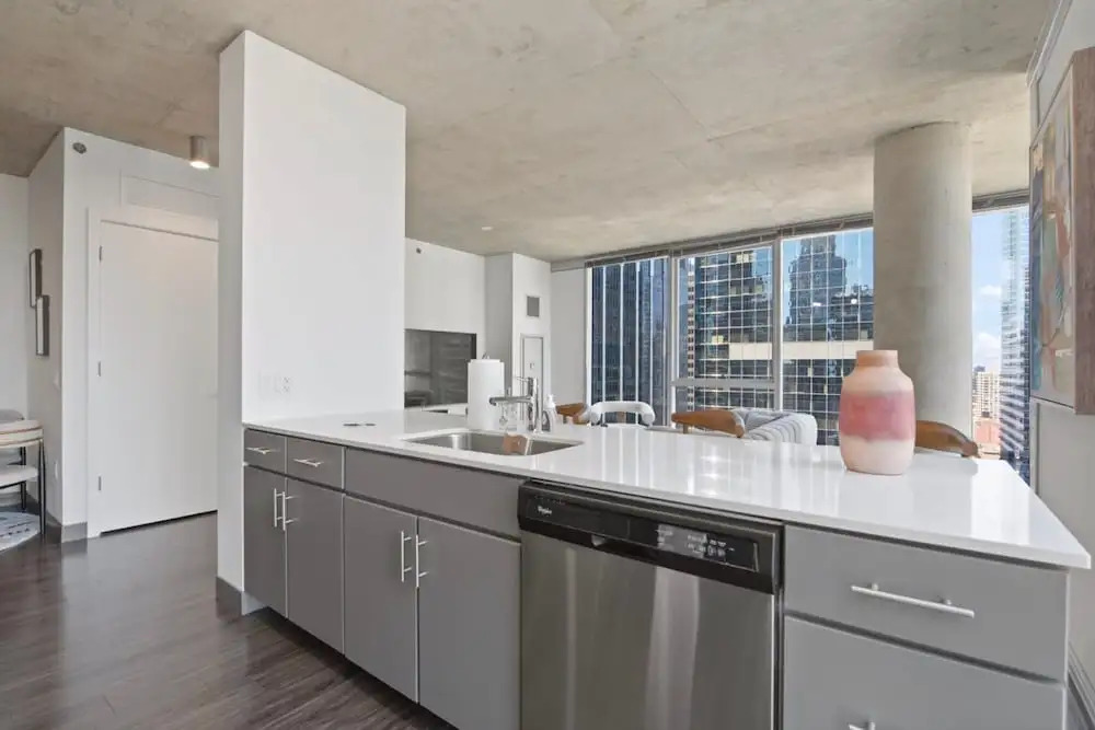Loop City Views 2BR Apt Near Riverwalk