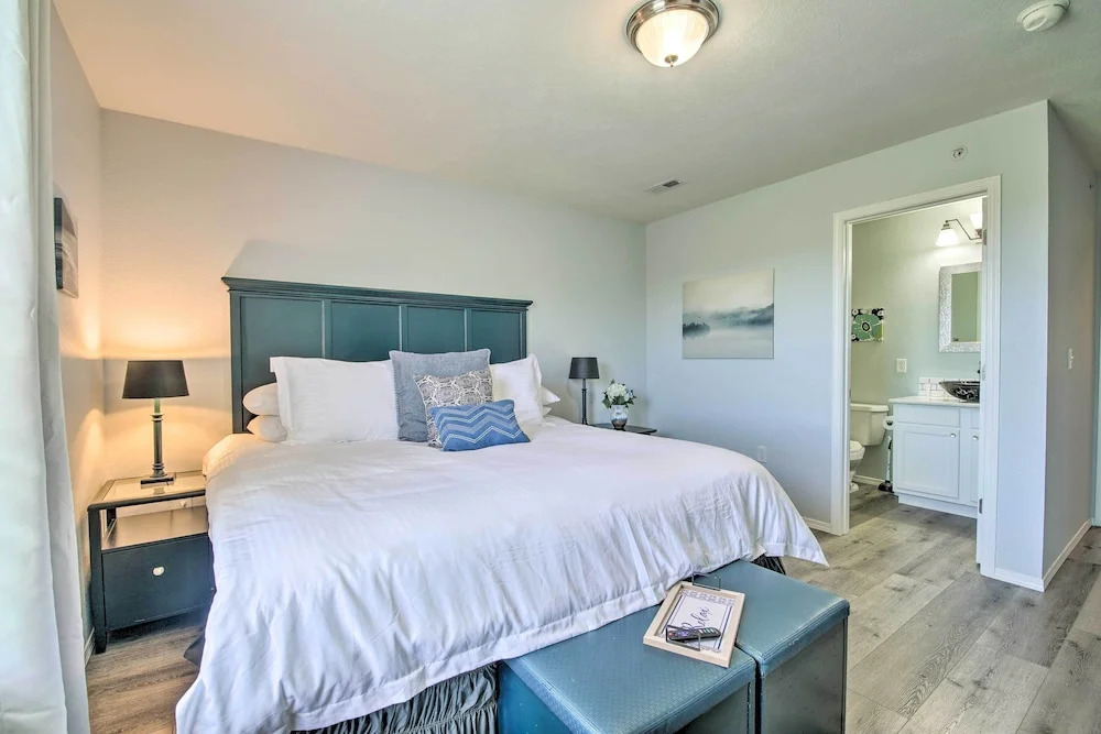 Picturesque Condo w/ Patio, 4 Mi to Beach!