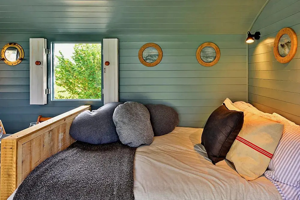 Lakeside Shepherd's Hut Retreat, No Deposit