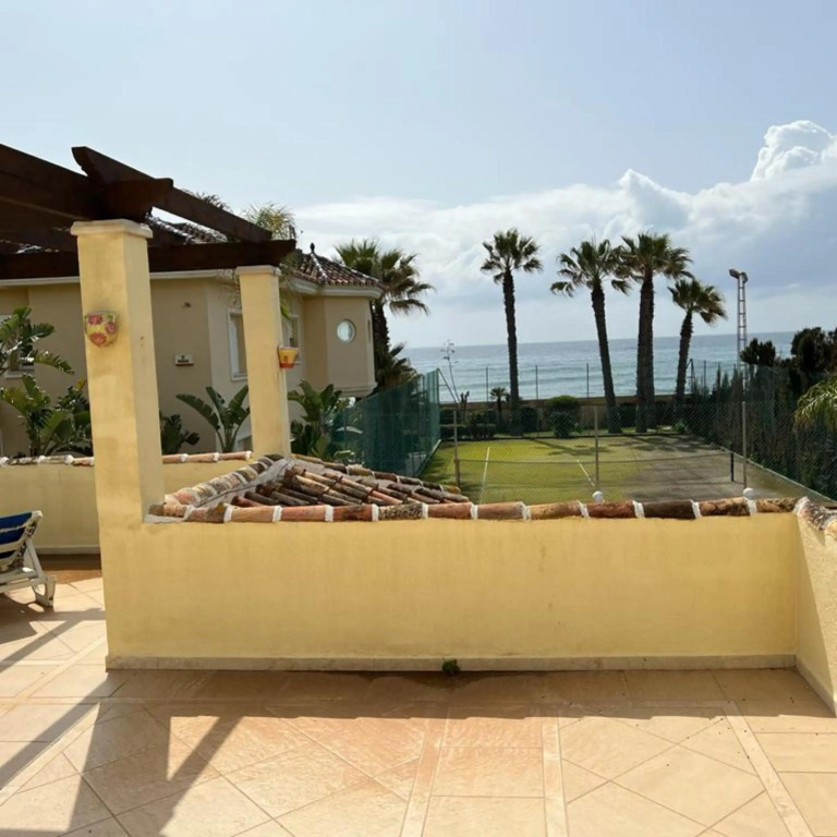 Beautiful villa 30 meters from the beach fantastic sea views
