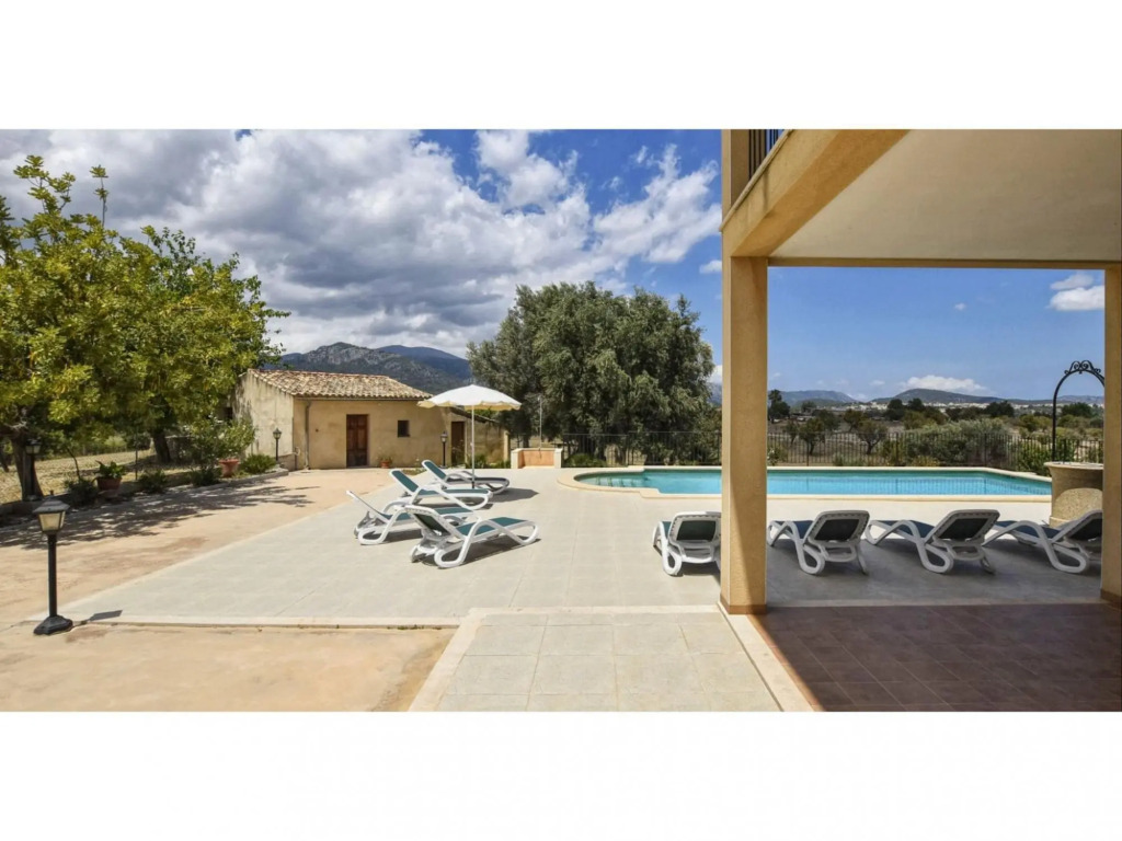 Stunning country house with pool and panoramic views for 10 people