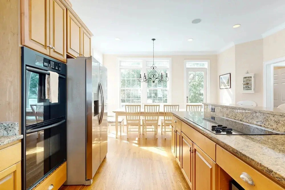 Luxury Cottage With Pools & Multiple Decks, 1/2 Block to Beach