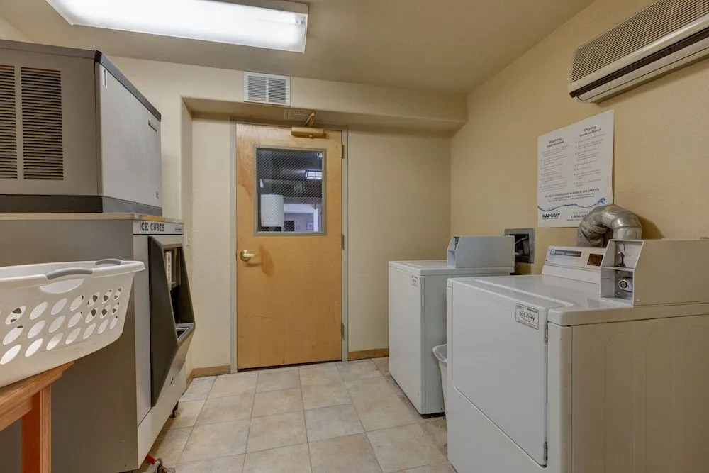 Gateway #5060 - Studio Br Condo