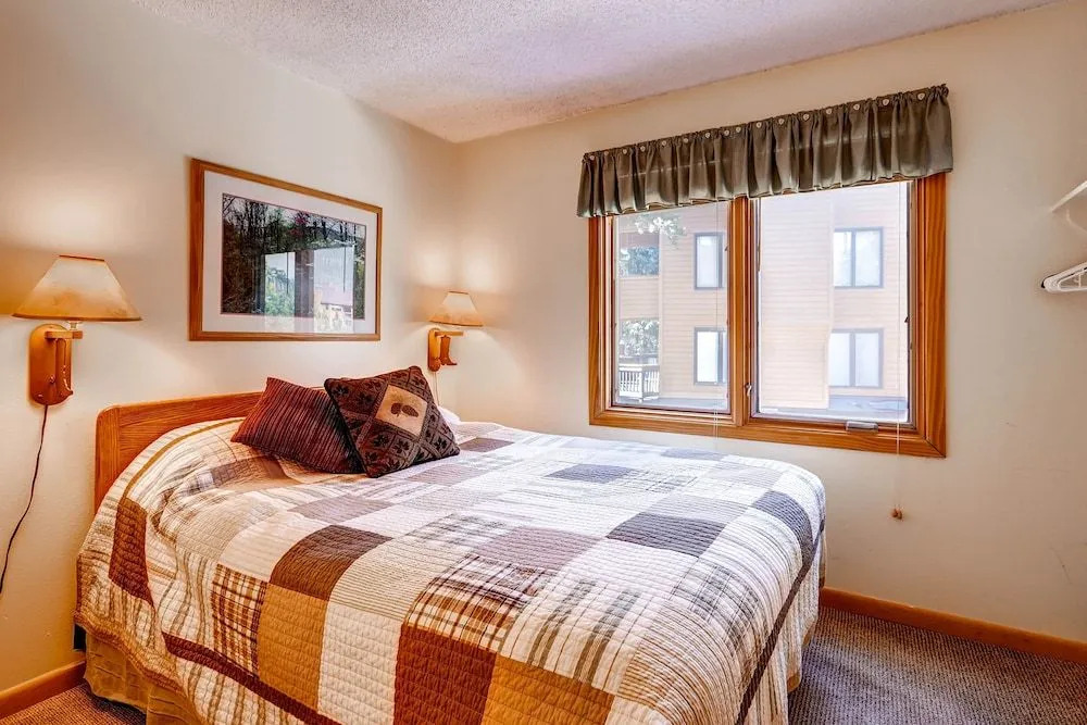 Perfect Mountain Retreat/3br -fireplace, Kids Ski Free 3 Bedroom Condo by RedAwning