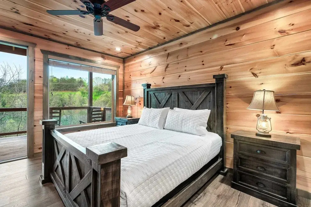 Smoky Horizon by Avantstay Game Room, Movie Theater, Deck w Hot Tub Views!
