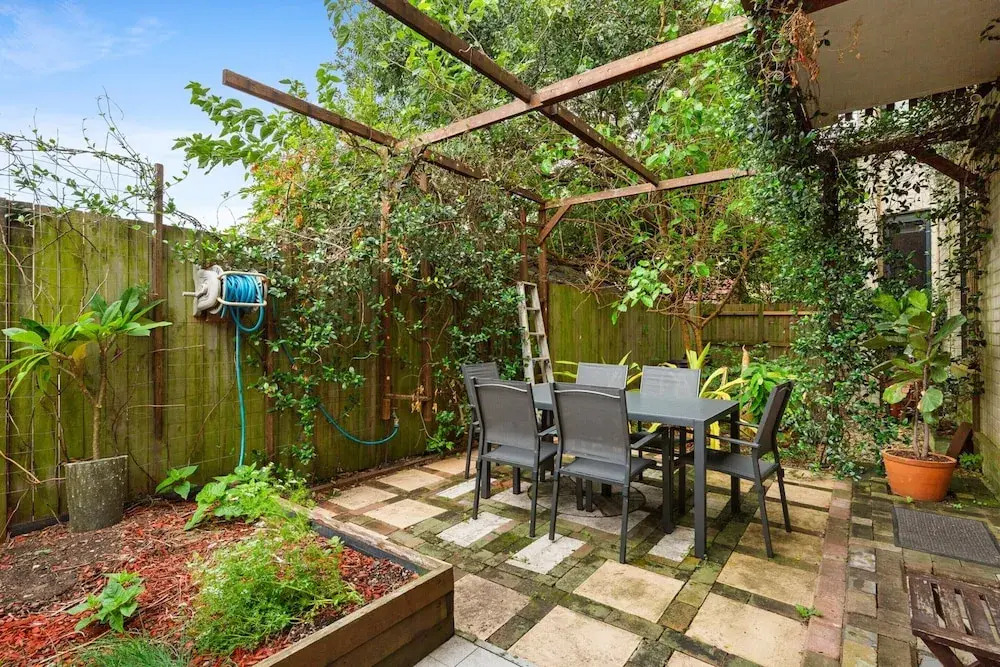 Spacious 2-bed Retreat With BBQ & Courtyard