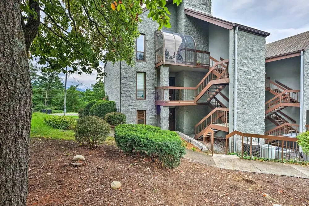 Chalet Village Upper Alpine Condo w/ Pool Access