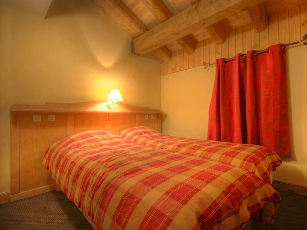 Big Apartment in the French-italian ski Resort San Bernardo