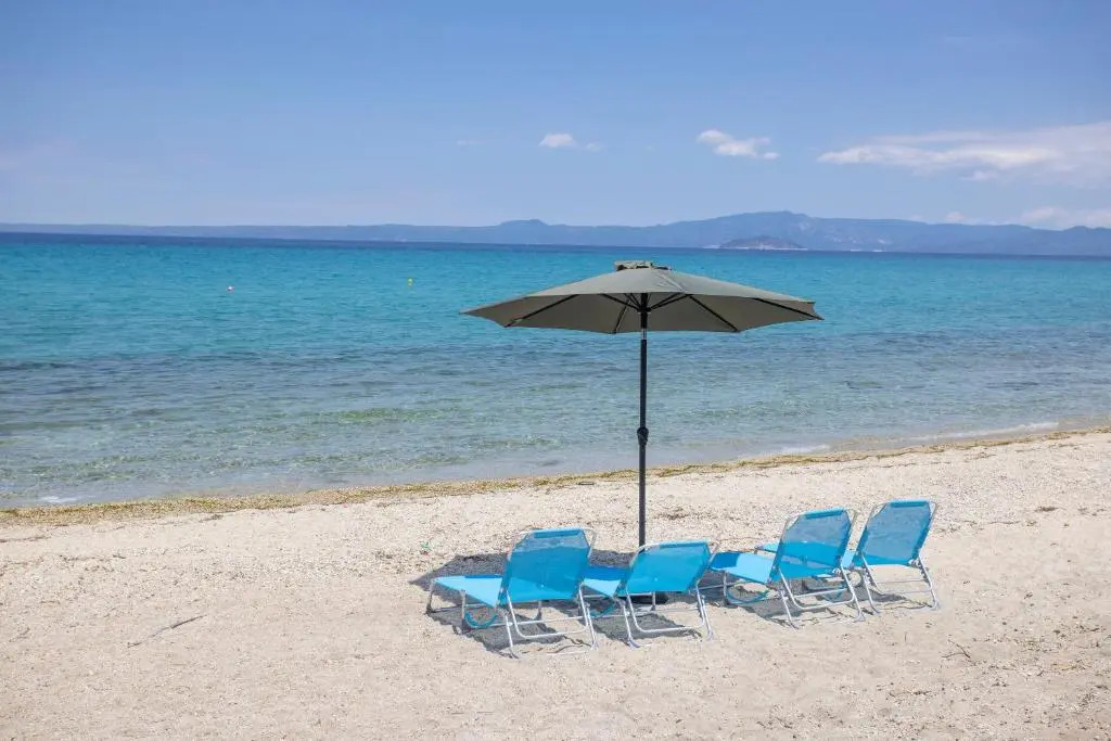 Villa Aurora – Beachfront, 2mins to Mamalouka and Blue Carpet