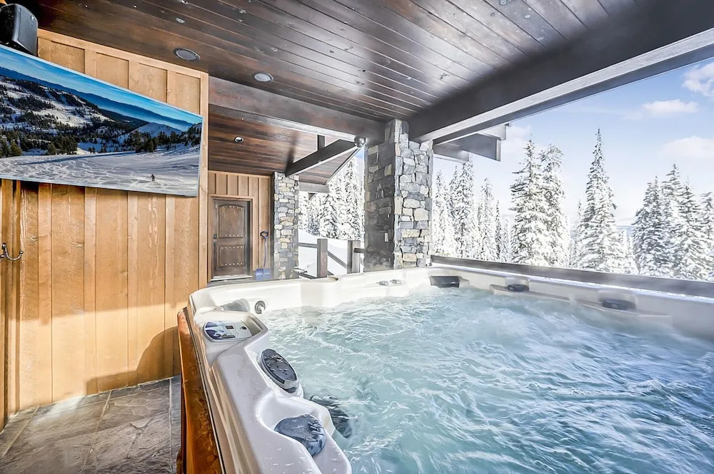 Inuksuk Lodge 4800 sq ft of Excellence