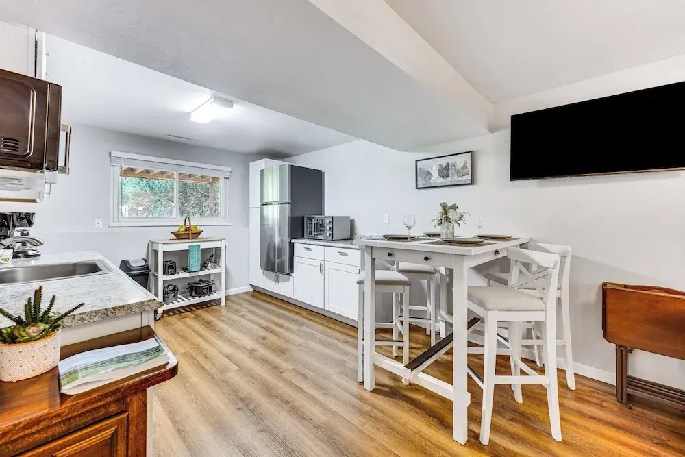 Hillside Place w/ Mountain Views ~ 8 Mi to Dtwn!