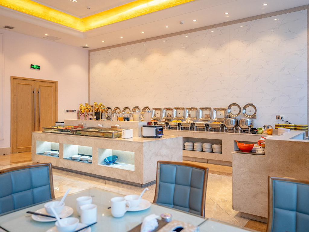 Vienna International Hotel Qishi Center Branch in Dongguan, Guangdong.