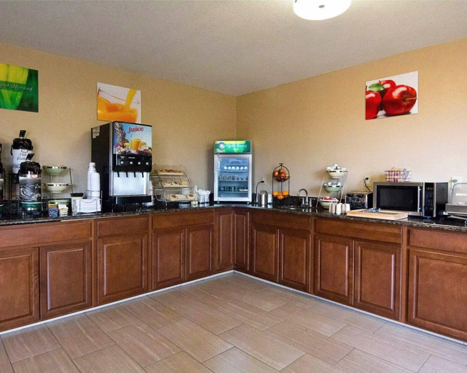 Super 8 by Wyndham Sturtevant Racine
