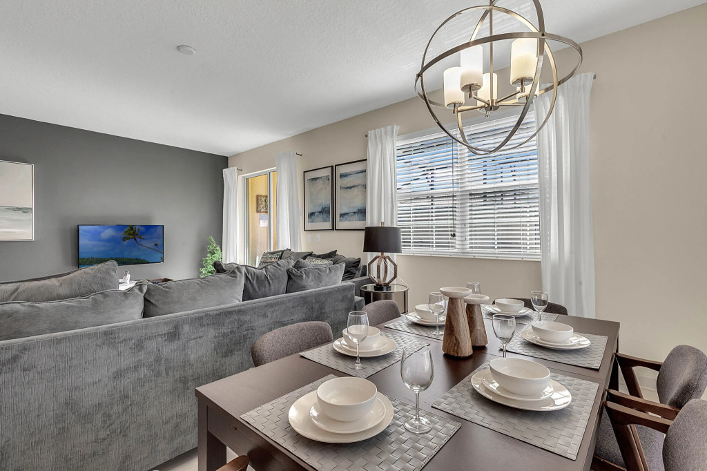 5 Bedrooms 4 Bathrooms Storey Lake 4890 Rc