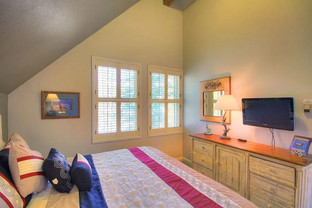 Bear Pine 4 Br home by RedAwning
