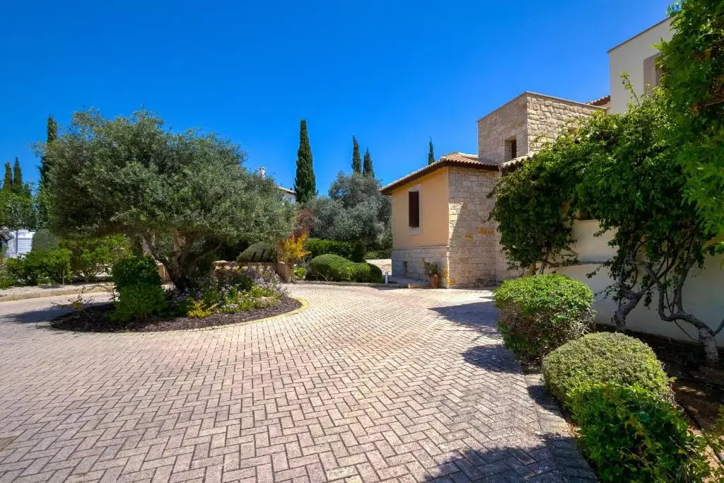 4 bedroom Villa Galinios with large private pool, Aphrodite Hills Resort
