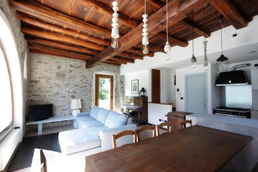 House on the lake shore of Laglio