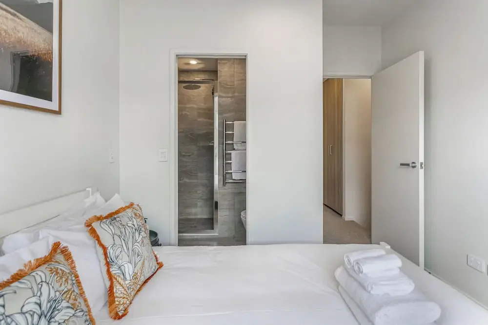 Fresh Grey Lynn 2BR unit w/ Patio by Zodiak Stays