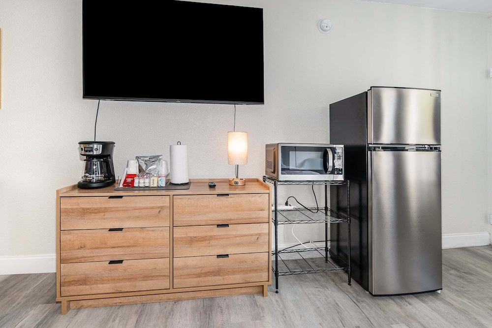 2050 E Irlo Bronson, 1bed