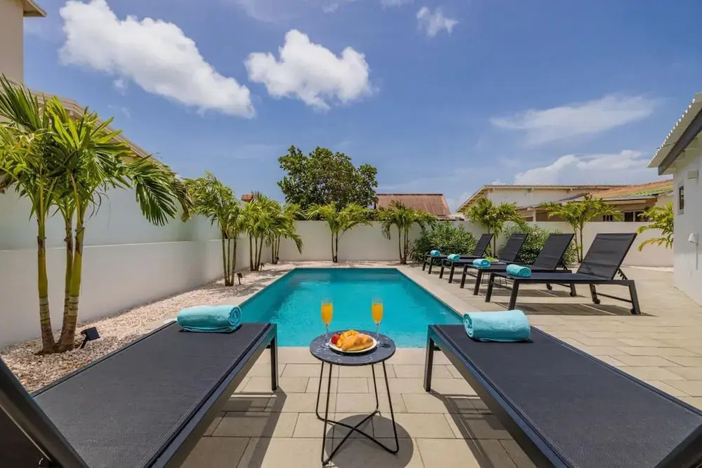 NEW Modern 3 Bedroom 10 Minute Walk to the Beach