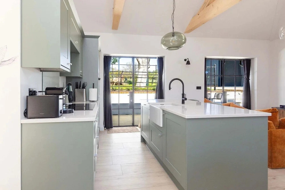 Stylish Rural Lodge Nr Chichester and Goodwood