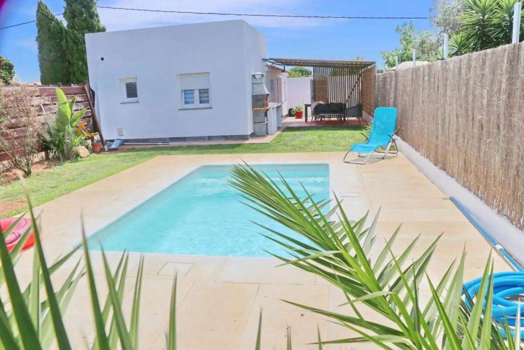 Chalet Isla Azul con piscina y porche