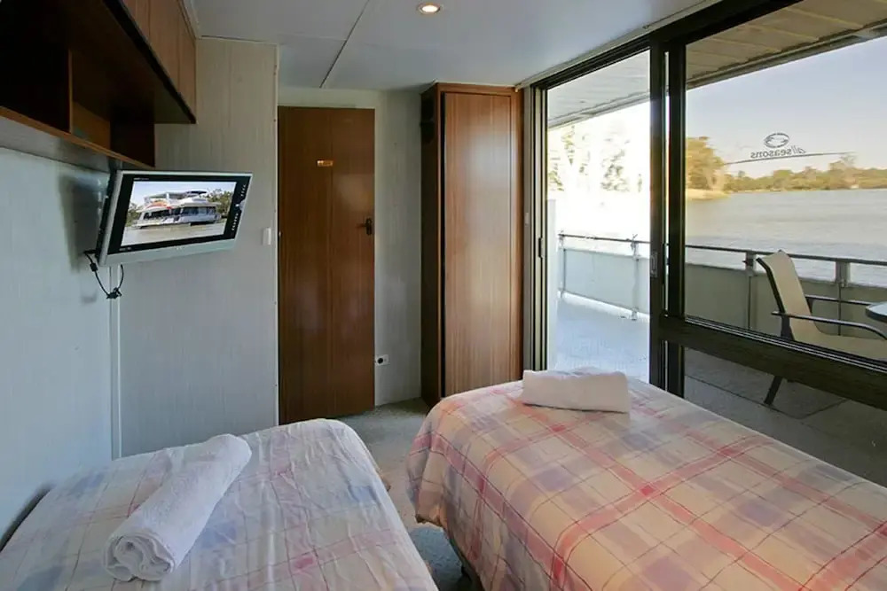 All Seasons Houseboats