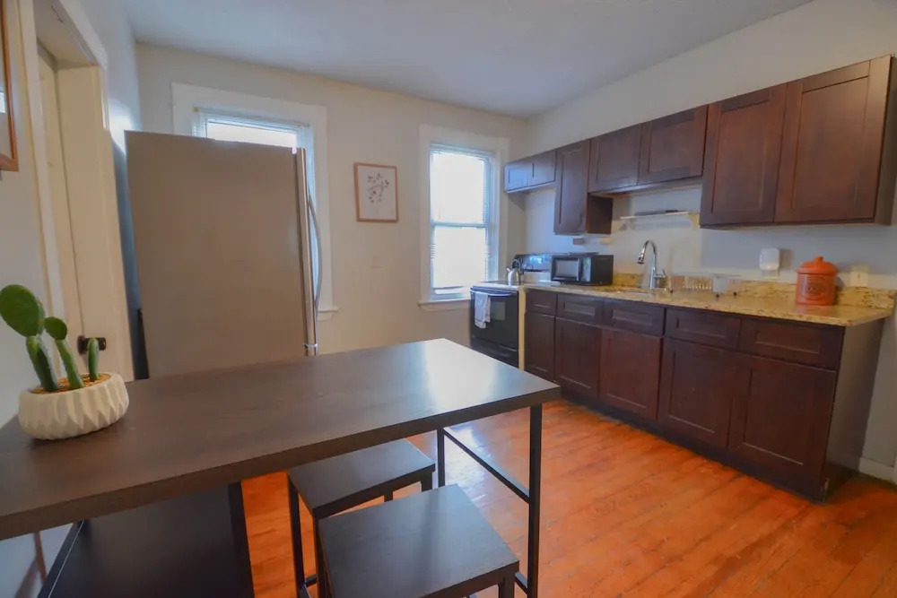 Lovely 3-Bedroom Apt with free parking