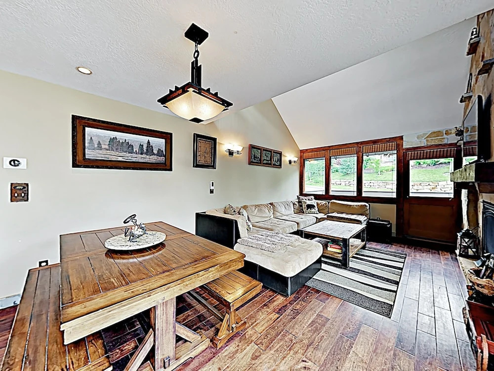 New Listing! Alpine Gem W/ Hot Tub, Near Lift 3 Bedroom Condo