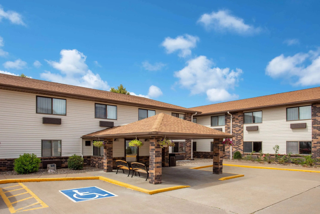 Days Inn & Suites by Wyndham Davenport East
