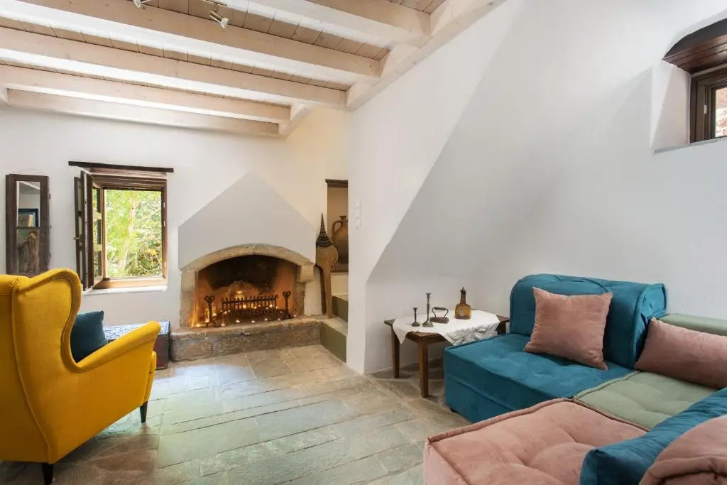 Myrsinis Castle House - Comfortable Residence with Large Balcony & Sea View