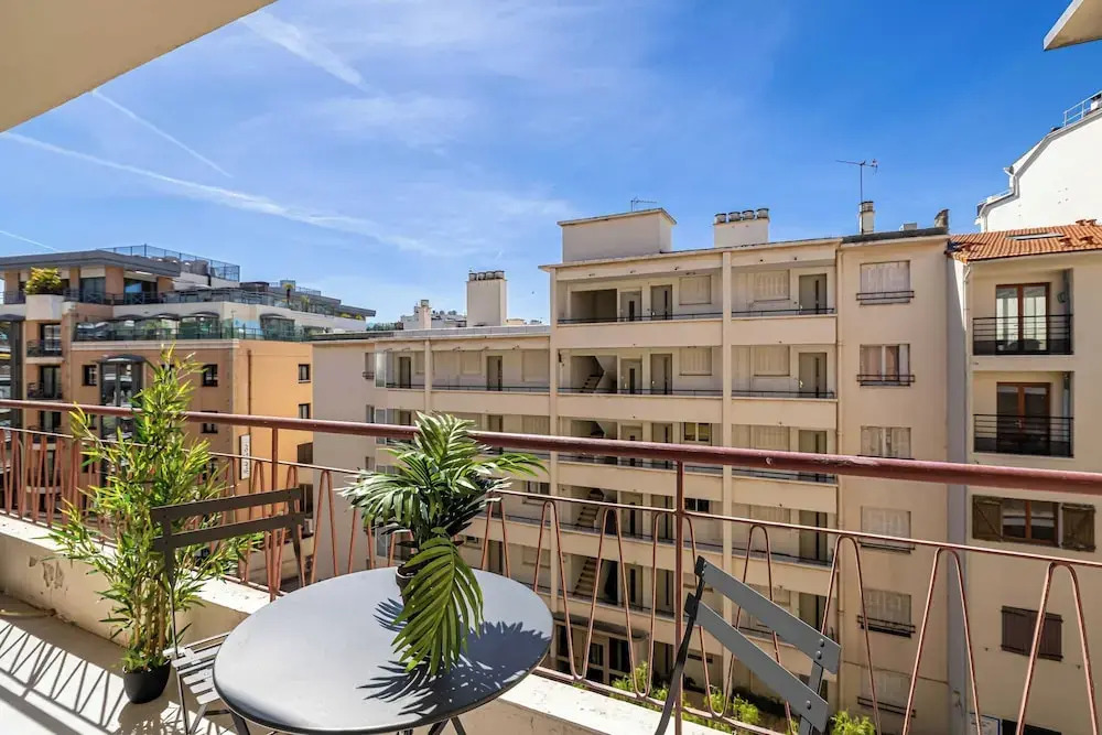Haussmann Apartment - South-facing Balcony 2br/4p