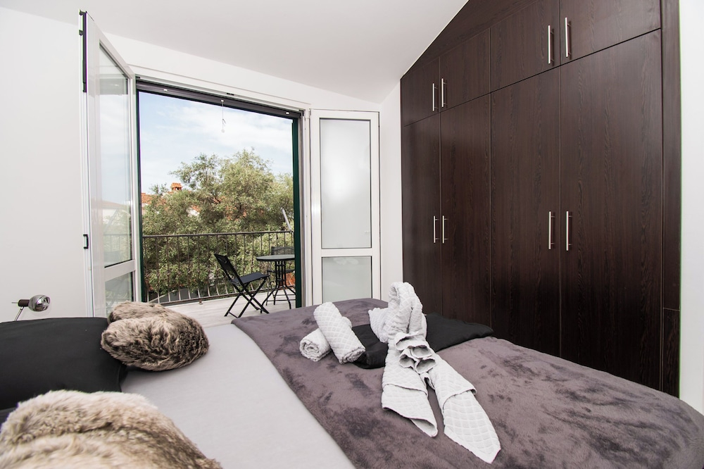 Modern Apartment in Starigrad Paklenica with Barbecue