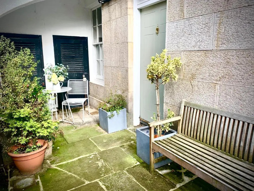 Contemporary Edinburgh 2B City Centre garden flat, close to Castle