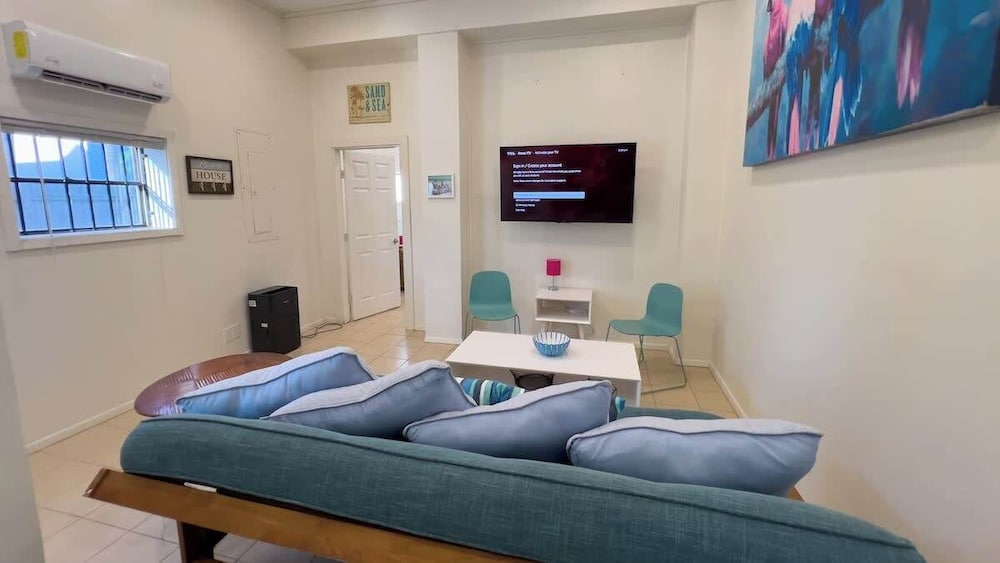 Fun Retro Island Vibe - Sleeps 17 - Beach 1 Block
